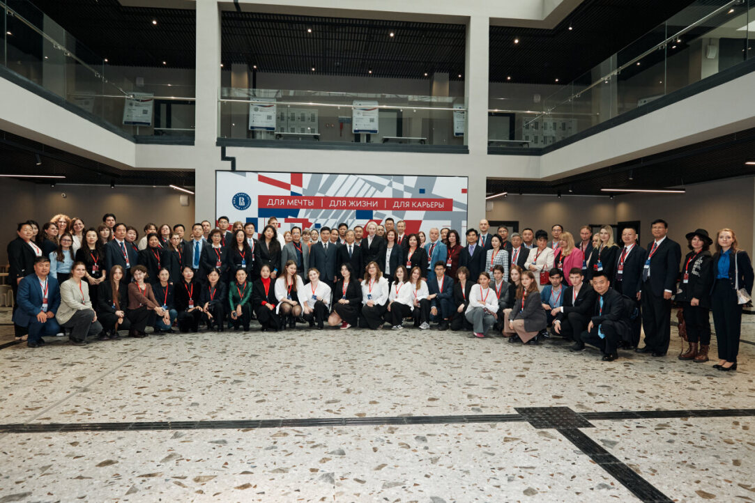 Иллюстрация к новости: На российско-китайском форуме в питерской Вышке обсудили лучшие практики использования ИИ